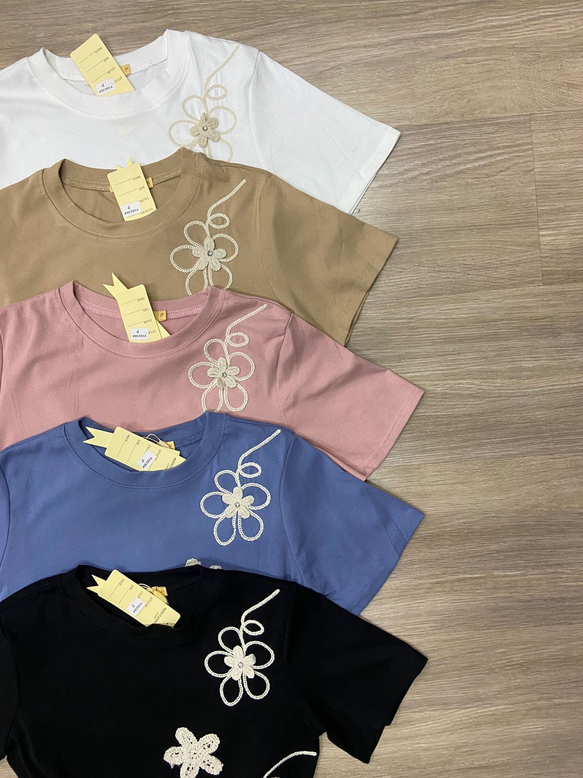 T-Shirt com Bordado de Flor em Crochê